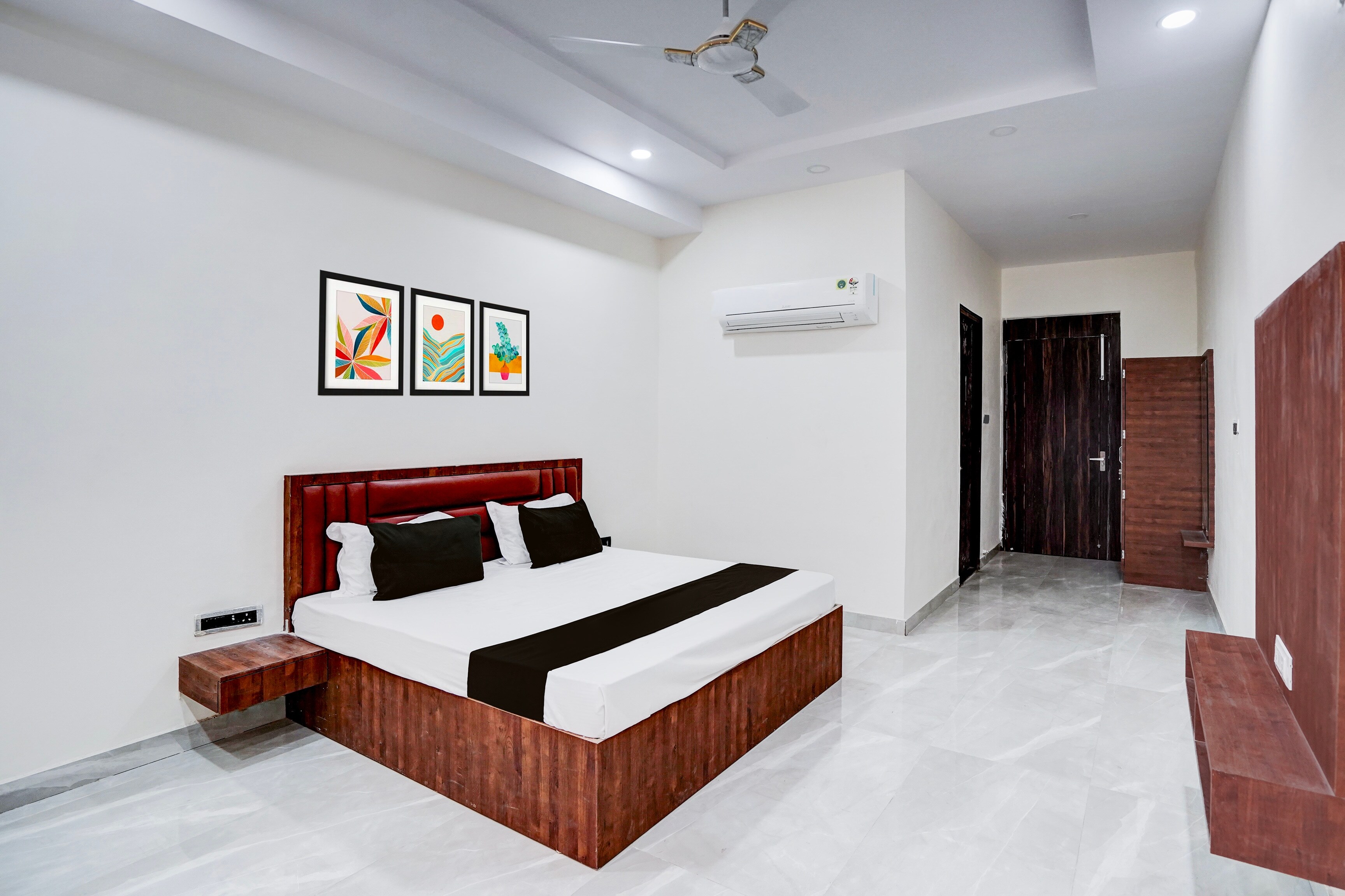 Hotel O H S Palace