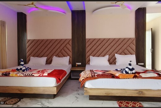 HOTEL GOLDEN HUT