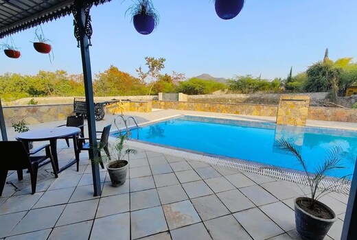 Luxurious Farmstay with Pool and Garden