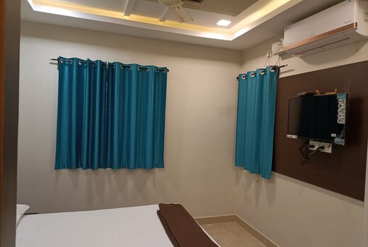 HOTEL KANAKADRI COMFORTS BOARDING AND LODGING