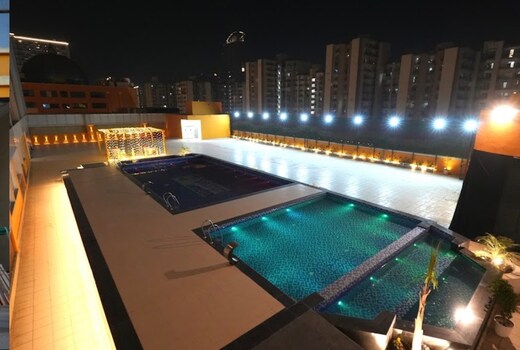 Luxurious suite with swimmingpool @spectrum metro