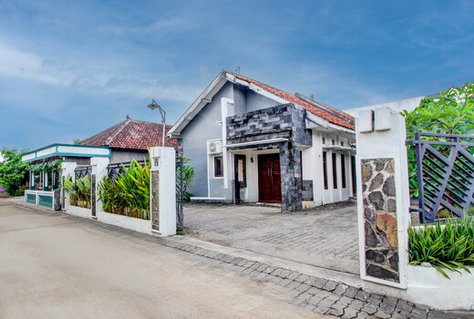 OYO 94851 Watulumpang 1 Guest House