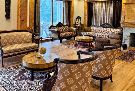 Cedar Crowne Suite (3BHK) by The Highgrove House, Manali