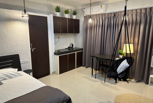 The Swing Private Studio Room in Koregaon Park Ac WiFi Smart Tv Kitchenette