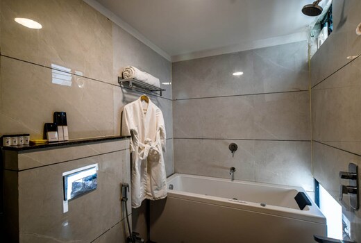 Suite room with Bathtub