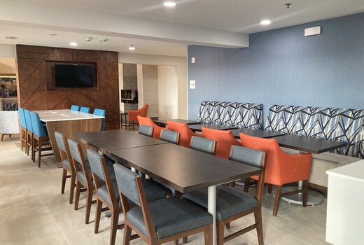 Holiday Inn Express & Suites Port Washington