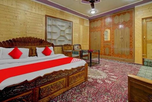 Available 2 Bedrooms And Kitchen