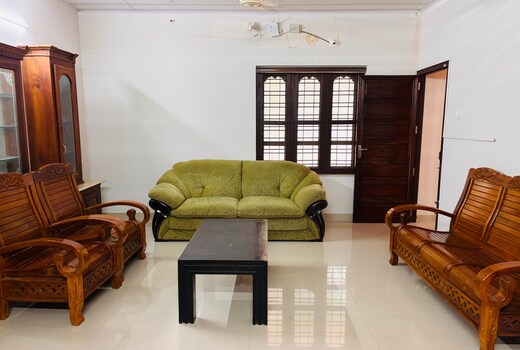 Vrindavan Homestay | 5mins Drive to Guruvayur Temple