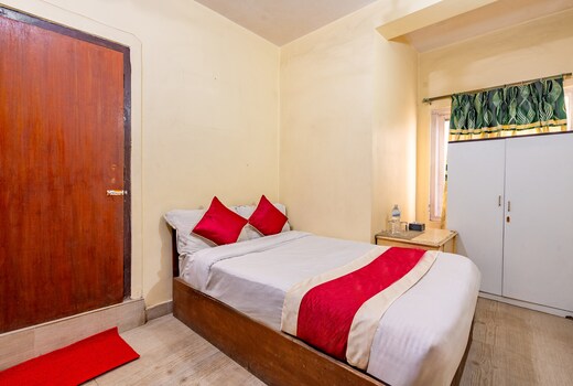 OYO 827 Taj Hotel And Restaurant