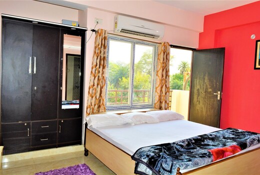 Pretty Garden View Luxurious Apartment Near Kashi Vishwanath