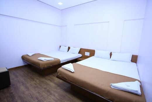 Rajhuns Deluxe Lodging