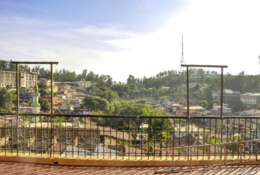 Honey Palace Homestay | Rooms & Caretaker