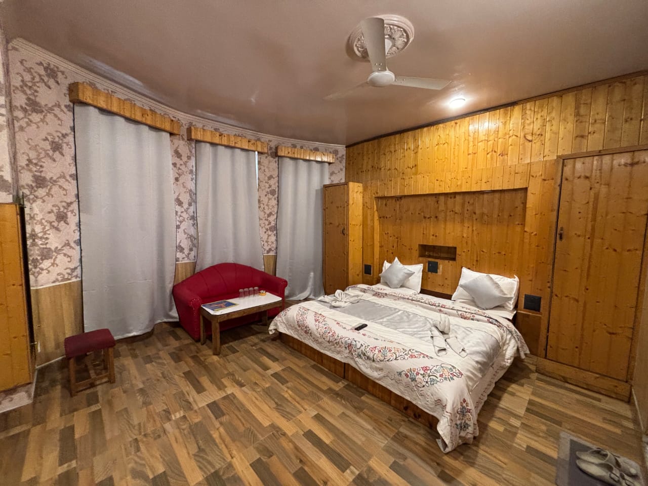 Hotel Malik Palace - Dal Lake Facing