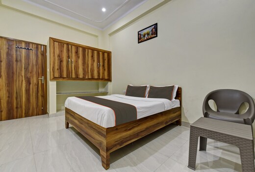 OYO 821162 Hotel 24*7 living