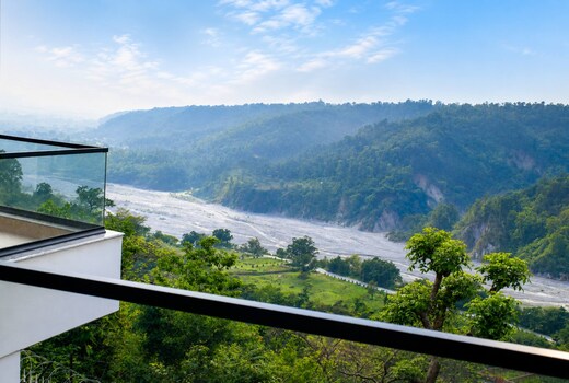 Luxe Studio | River & Hill View | 10 min from UPES
