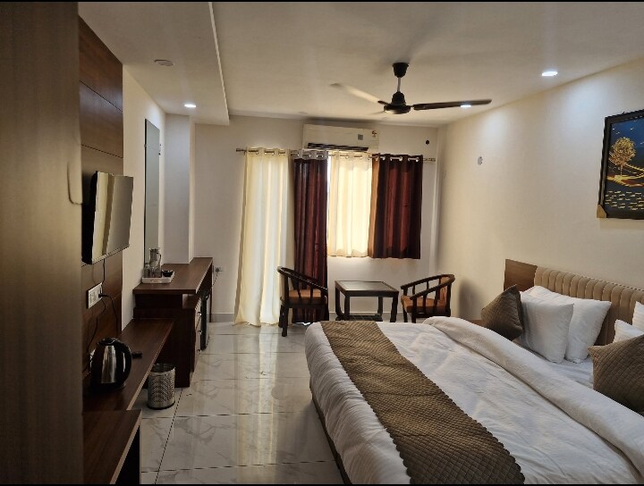 Hotel Om Regency, Loni
