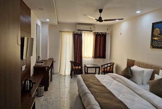 Hotel Om Regency, Loni