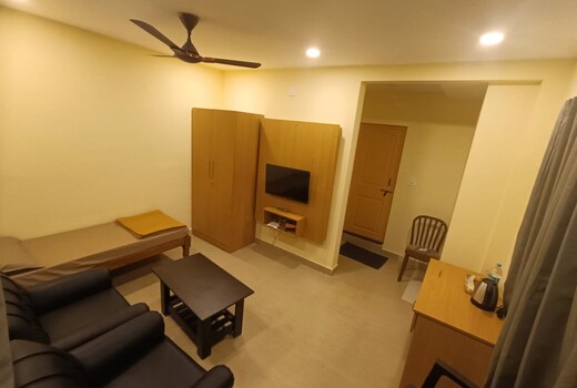 Balcony Bliss Room Couple-Friendly Stay