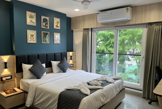 THE EXECUTIVE INN