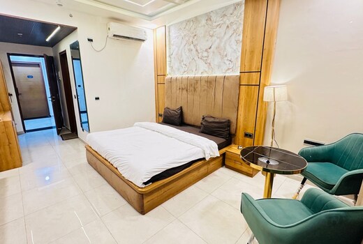 Snooze and stay omaxe hazaratganj