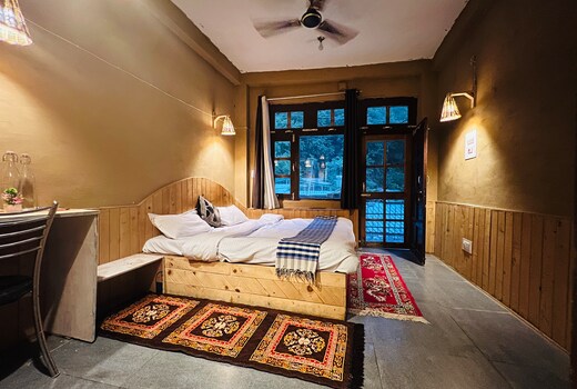 Pond & Stone Homestay