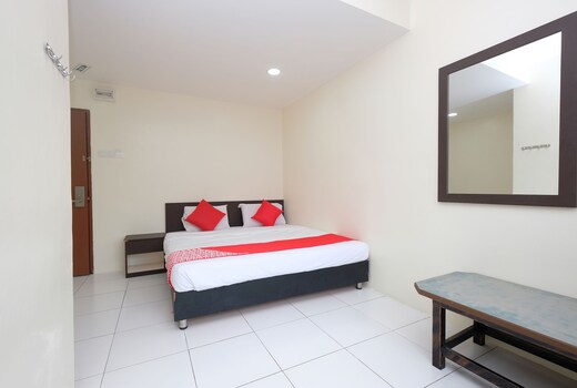OYO 1104 Q Hotel