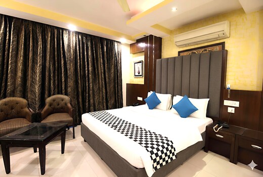 LE Cashew Paharganj Main Road Building