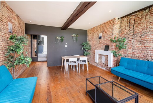 Riverfront Apartment for 9-Guests