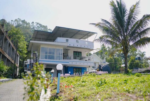 BLUEWAY HOLIDAYS MUNNAR