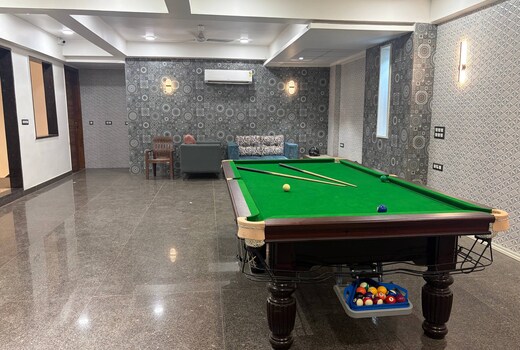 Solise Stays Luxe Studio near Mall 51 Metro