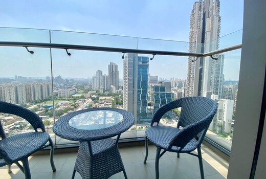Luxury Skyline Studio Rooftop Pool Balcony