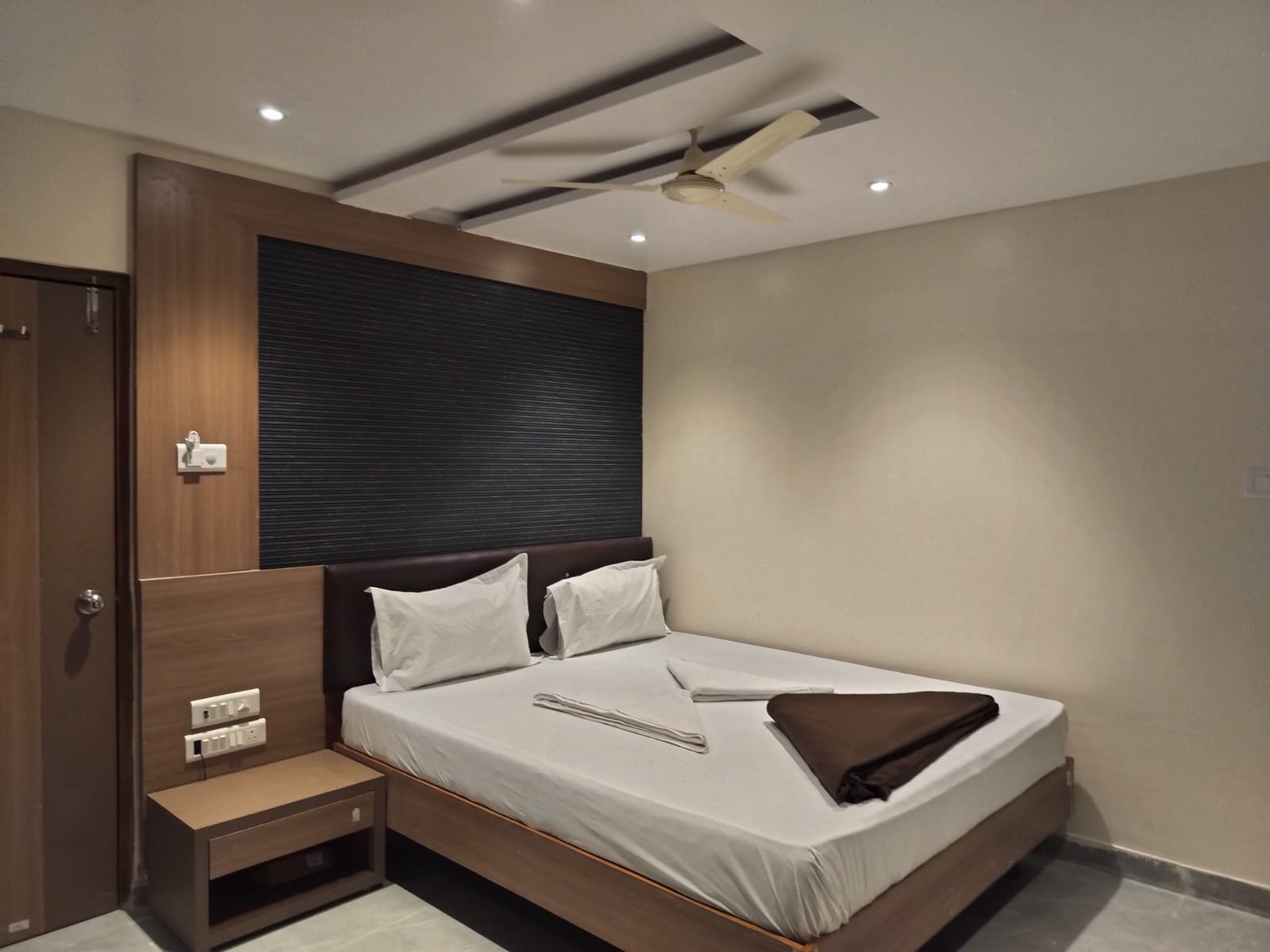 Hotel Dwani Palace