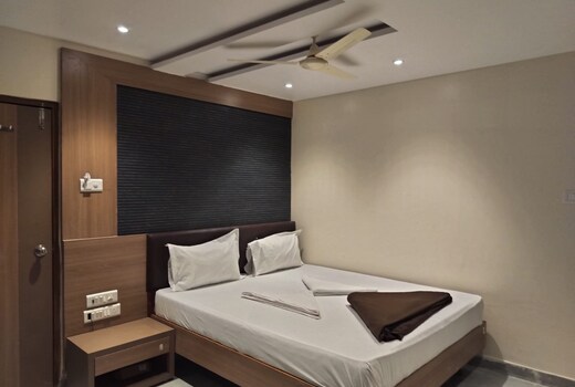 Hotel Dwani Palace