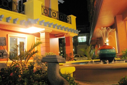 Crown Regency Suites Mactan