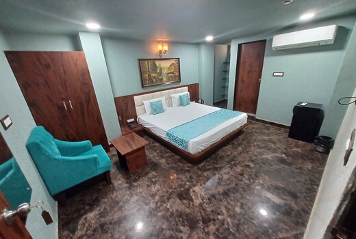 Hotel Queens Hub