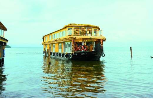 Royal Queen Luxury Houseboat