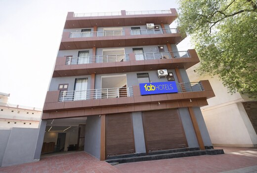 FabHotel Sky Sector 76