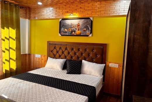 Wood Crista Retreat by Park Tree