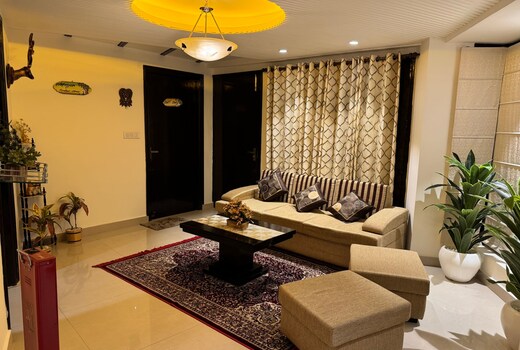 Mall Road Luxury 2BHK w Balcony WiFi