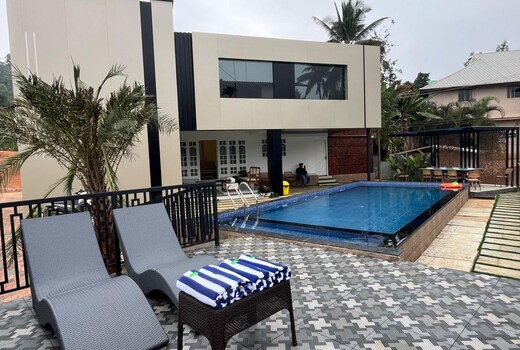 Bumble Bee | Serene Escape with Swimming Pool