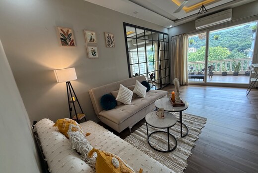 Dishney Den - 1BHK -Hill view - pvt balcony Bar