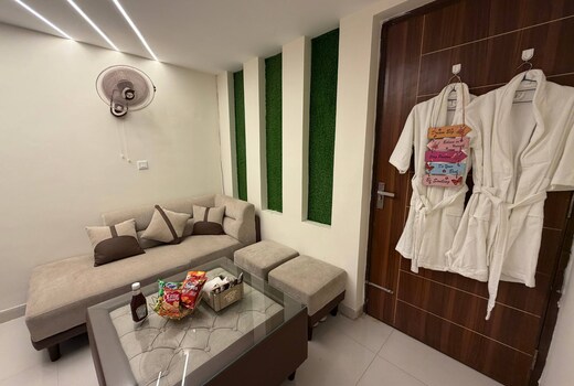 Jacuzzi Stay for Couples Self Check In Privacy