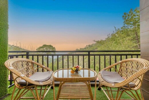 Snowfall View In Kasauli by Splendid Hotels