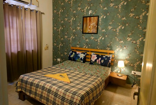 Stylish 2 BHK AC wifi invertor 1.4km to beach