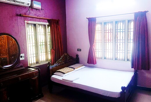 Rishiga's Homestay 10 min drive from rock beach