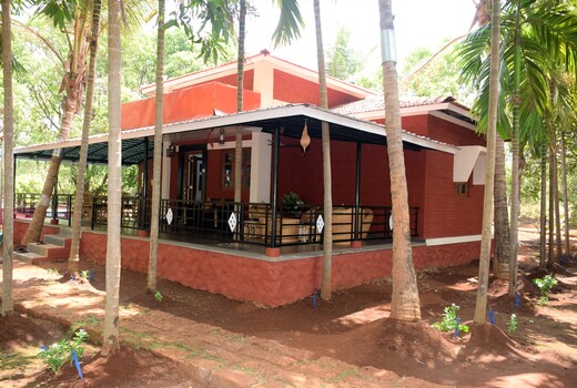 Red Roof Farmhouse | Rooms & Bungalow