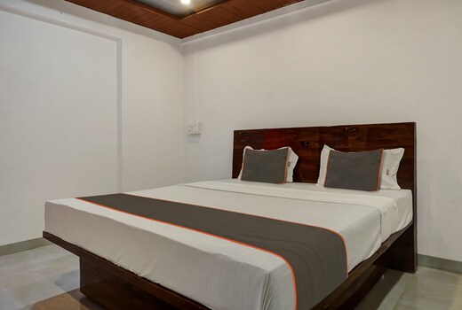 OYO 821424 Sai Inn Lodging