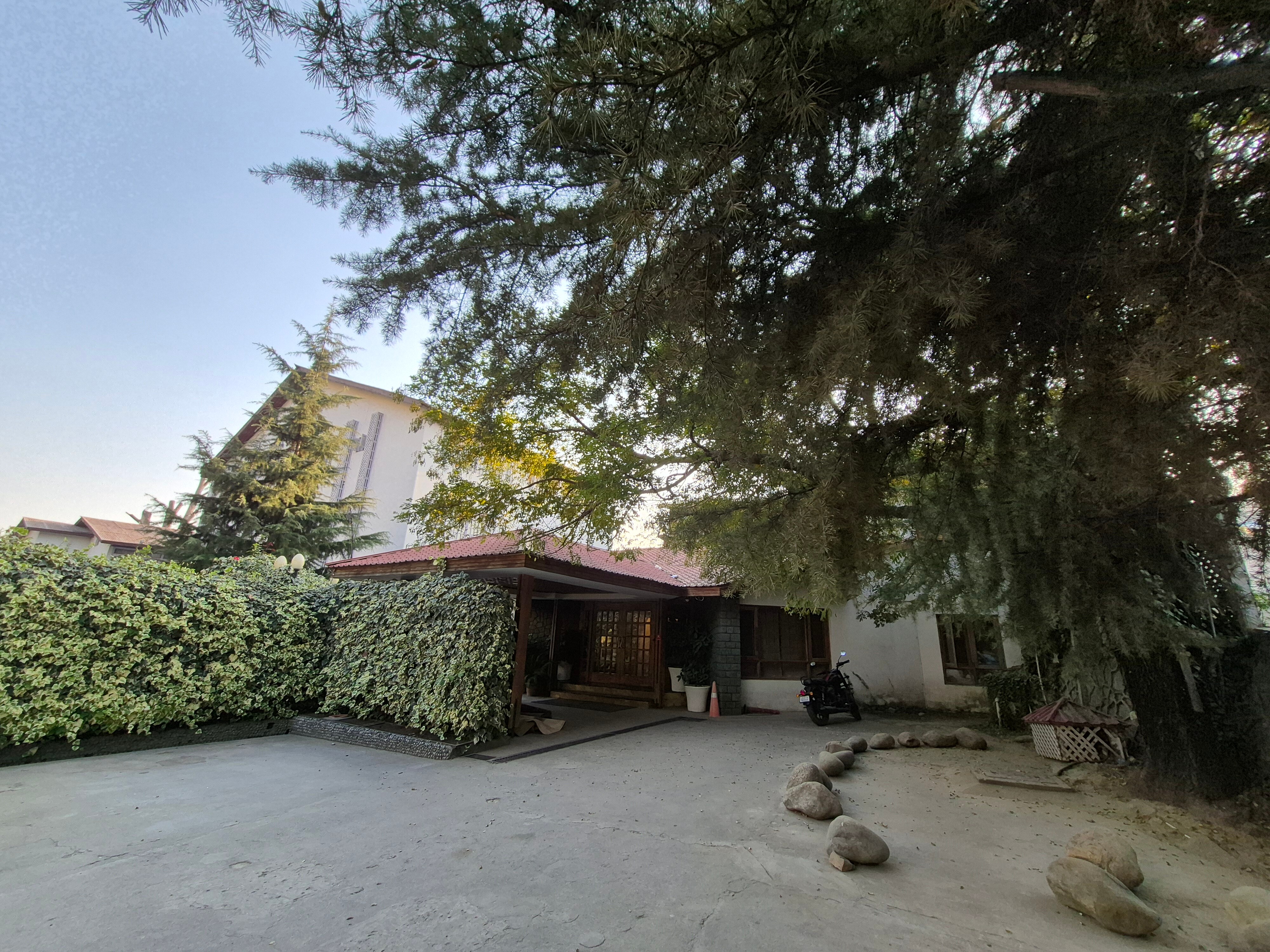 Hotel Meridien River Front Rajbagh.