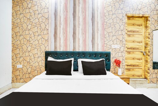 Hotel Platinum Nearest Raj Bagh Metro Station Saheed Nagar