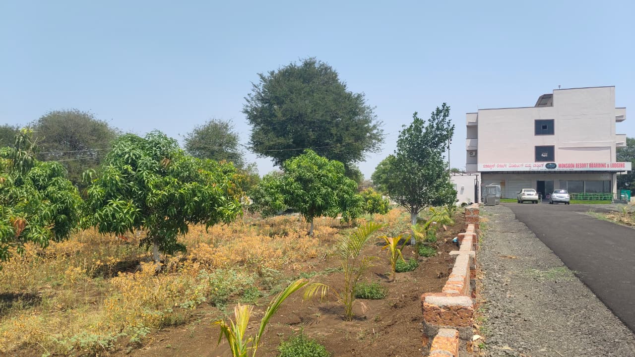 MONSOON RESORT BOARDIN AND LODGING HIPPALGAON
